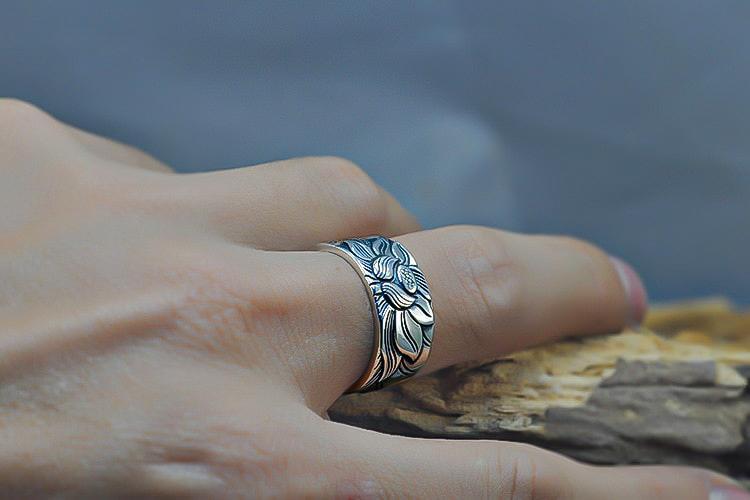 Silberring mit Blumenmuster auf Hand, Schmuck, Damenring, elegantes Design, Geschenkidee.