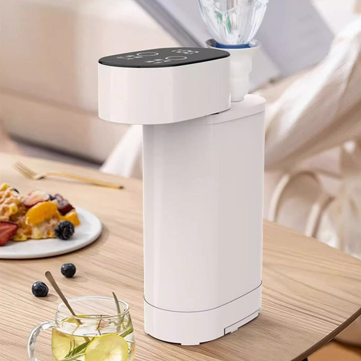 Weißer elektrischer Wasserspender auf Holztisch, modernes Design, Küche, Getränkespender.