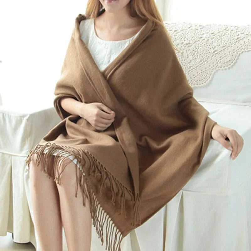Frau mit braunem Schal aus Wolle, Fransen, gemütlich, modisch, Herbst-Winter-Accessoire.