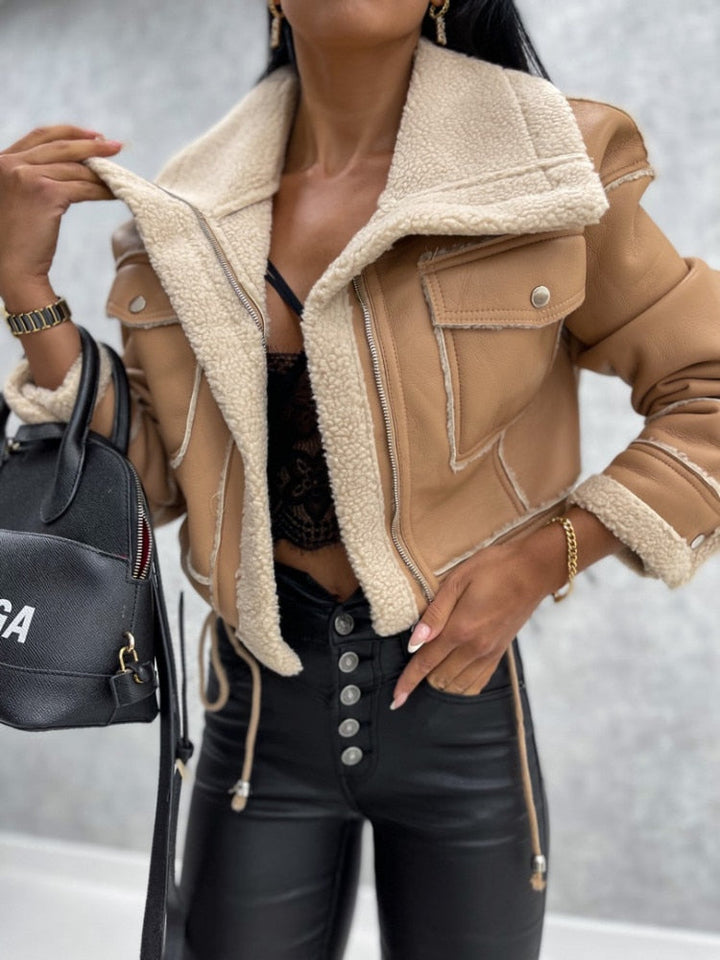 Damen-Lederjacke beige mit Sherpa-Futter, ideal für kühleres Wetter, modisch und warm.