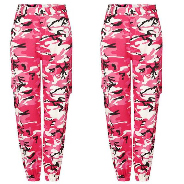 Zwei pinke Camouflage-Cargohosen für Damen, modisch, bequem, vielseitig.