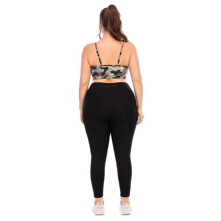 Frau in Camouflage-Sport-BH und schwarzen Leggings, Rückansicht, Fitnessmode, Plus-Size.