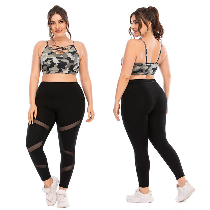 Frau in Camouflage-Sport-BH und schwarzen Leggings mit Mesh-Einsätzen, Fitnessmode.