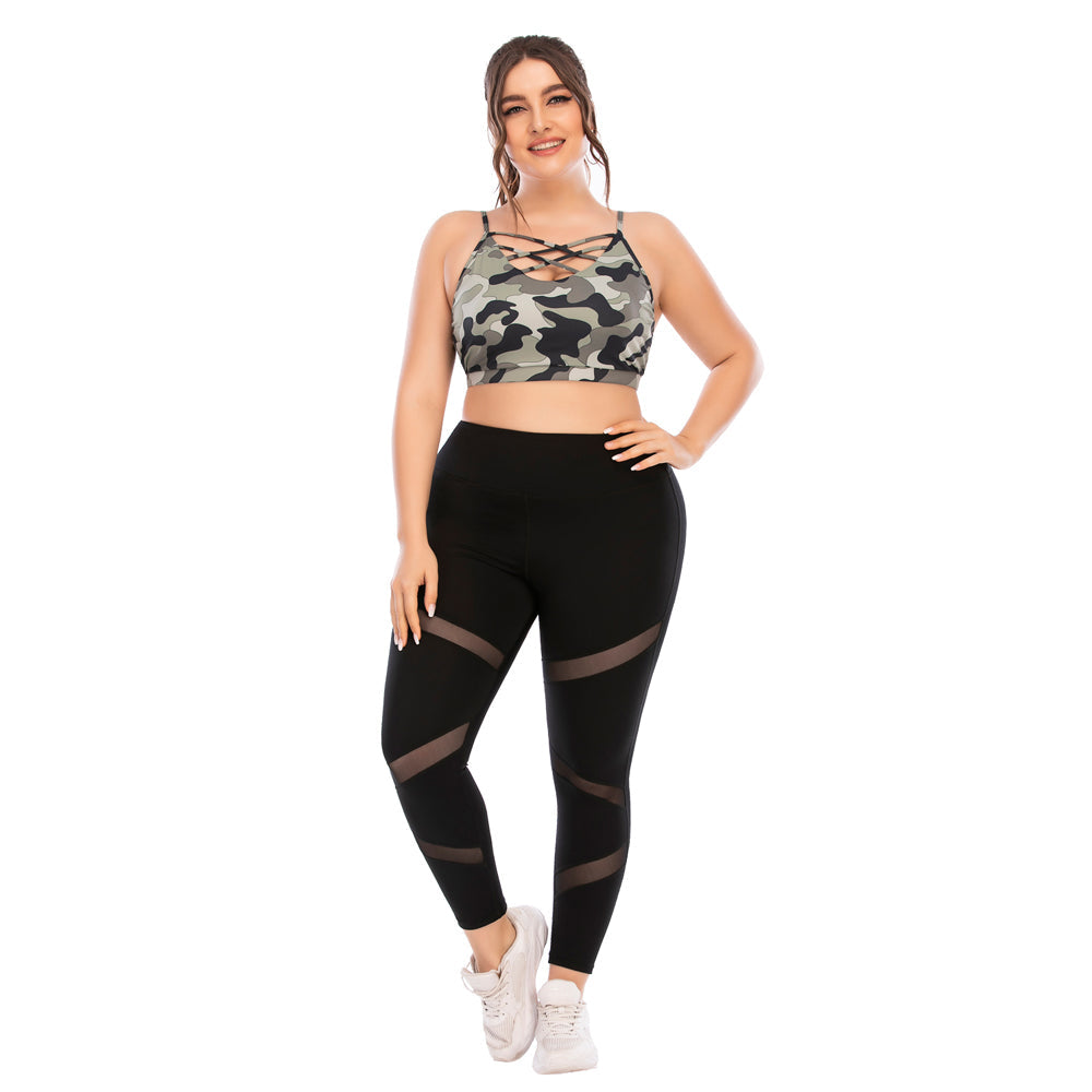 Frau in Camouflage-Sport-BH und schwarzen Leggings mit Netz, Plus-Size-Mode, Fitness-Outfit.