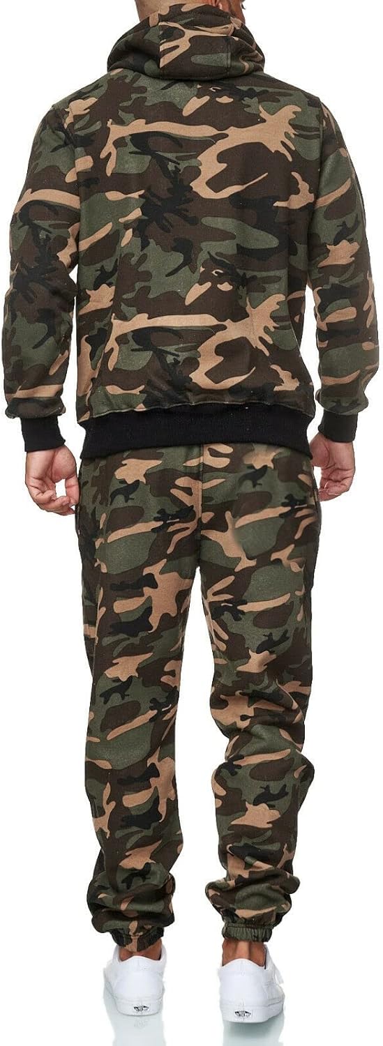 Mann in Camouflage-Trainingsanzug, Kapuzenpullover und Jogginghose, Rückansicht, Outdoor-Mode.