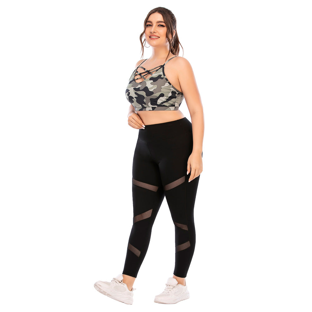 Frau in Camouflage-Sport-BH und schwarzen Leggings mit Netzdetails, weiße Turnschuhe.