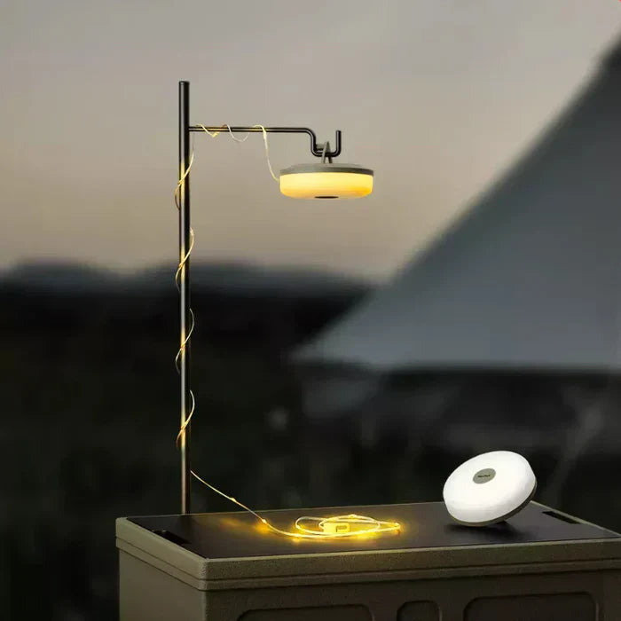 Schwarze LED-Campinglampe mit gelbem Licht, tragbar, ideal für Outdoor-Abenteuer.