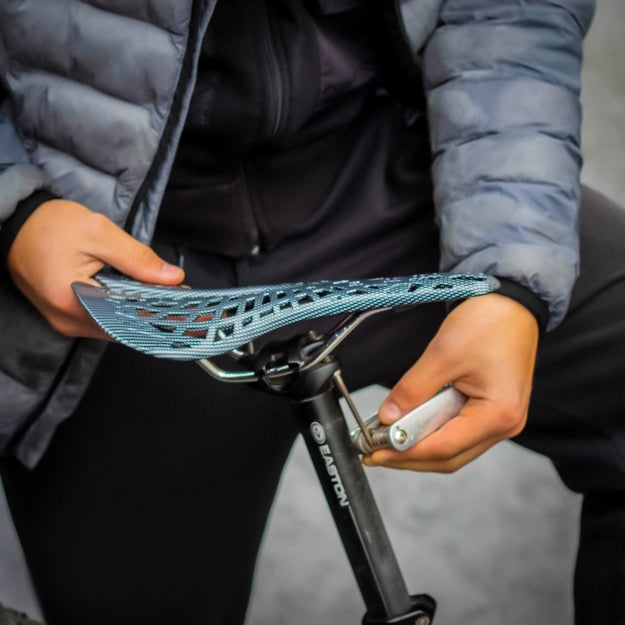 Moderner Fahrradsattel aus Carbon, leicht und ergonomisch, ideal für Rennräder und Mountainbikes.