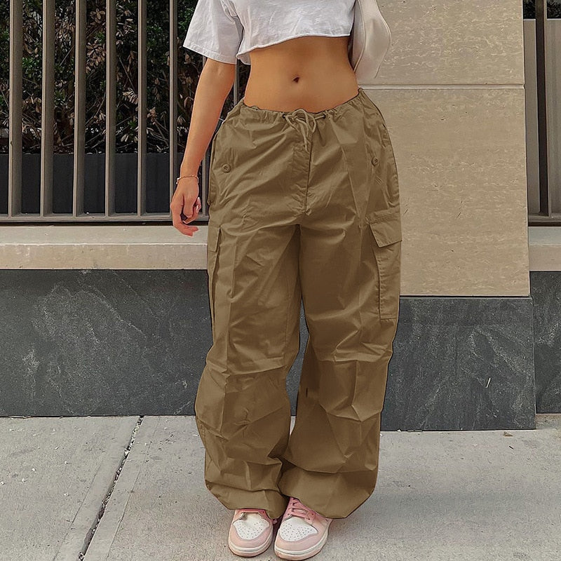 Frau trägt khakifarbene Cargohose, lässiger Stil, Streetwear, modisch, urban.