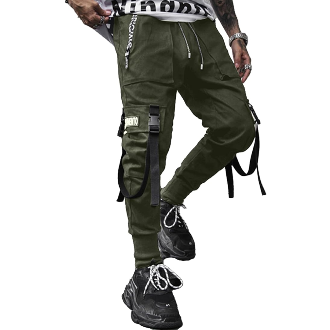 Männer Cargo Jogginghose, olivgrün, mit Taschen und Gurten, Streetwear, sportlich, modisch.