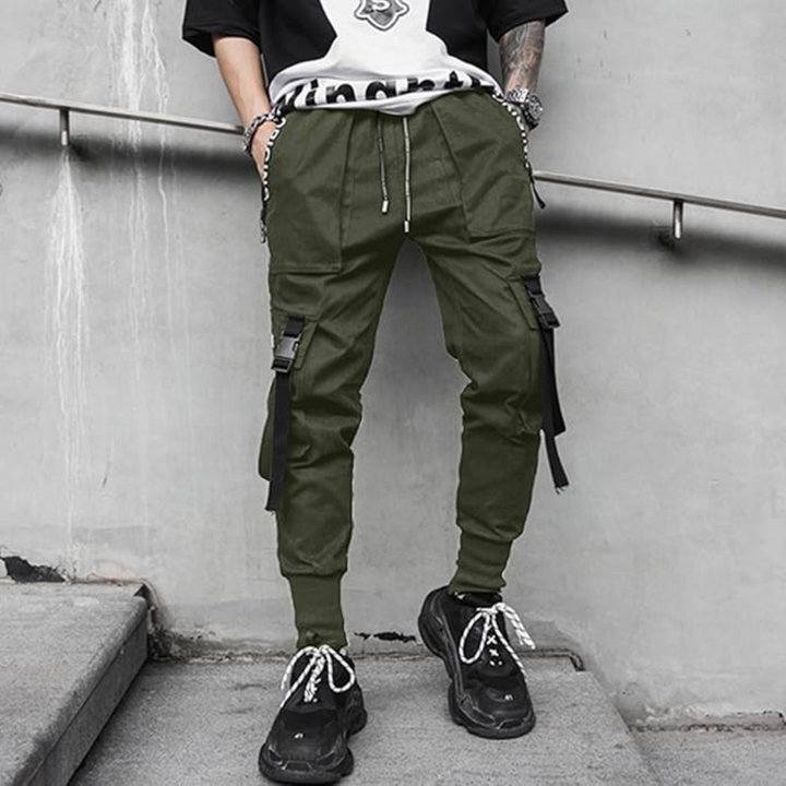 Grüne Cargo-Hose für Herren, lässig, mit Taschen, Streetwear, urbaner Stil.