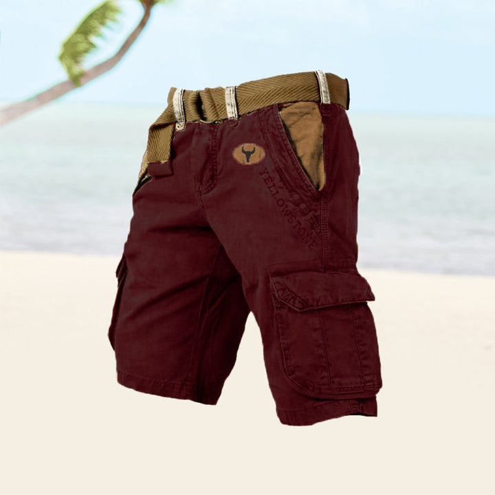 Braune Cargo-Shorts aus Baumwolle am Strand, Herrenmode, Sommerbekleidung, Freizeitlook.