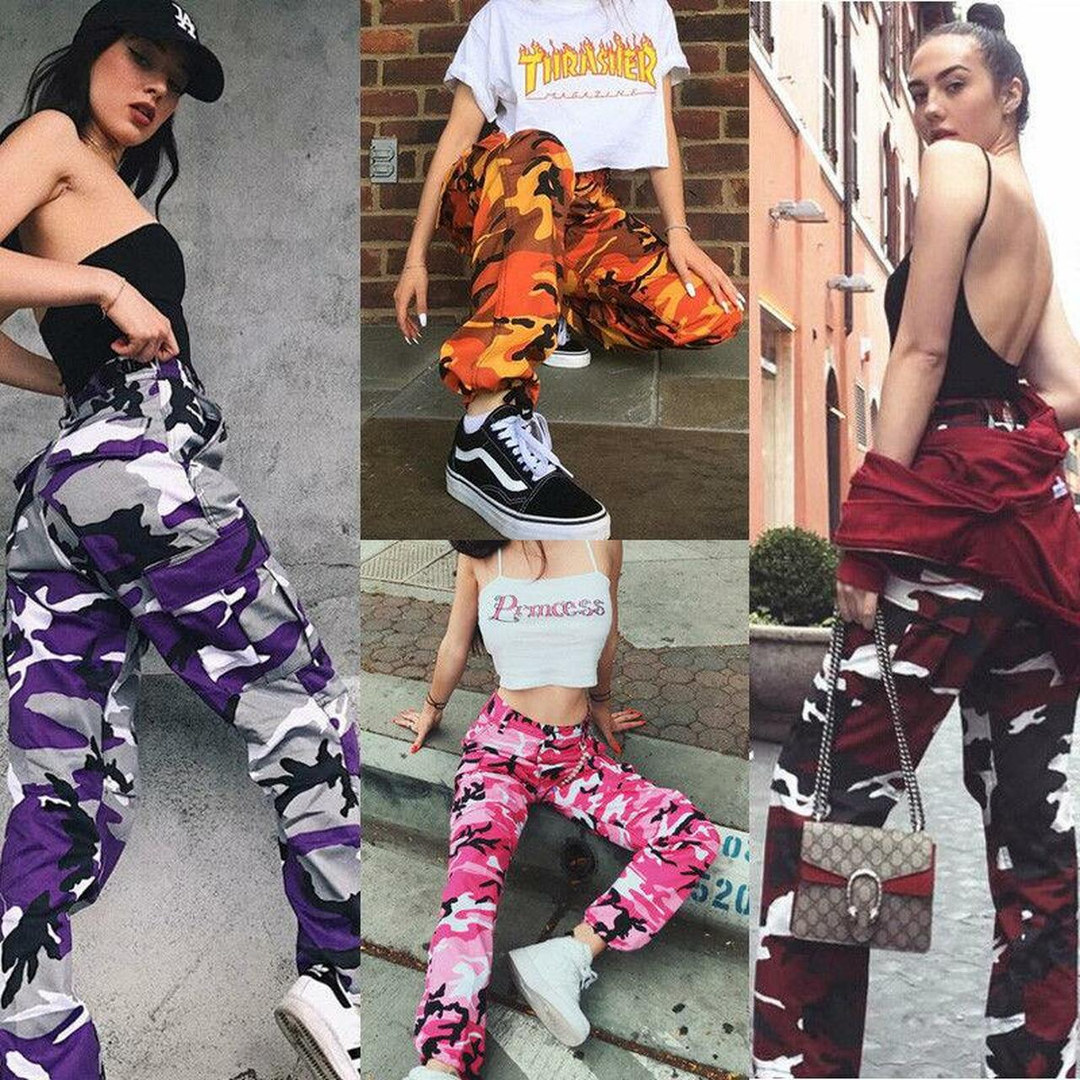 Vier Frauen in bunten Camouflage-Hosen: lila, orange, pink, rot. Streetwear, modisch, urban.