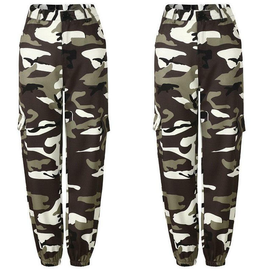 Zwei Camouflage-Cargohosen, grün-braun, elastischer Bund, Taschen, Herrenmode.
