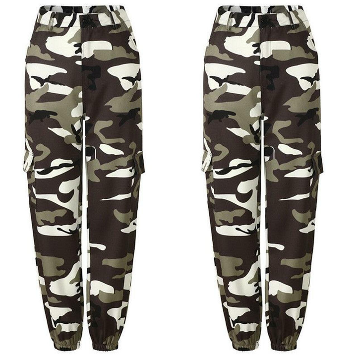 Zwei Camouflage-Cargohosen, grün-braun, elastischer Bund, Taschen, Herrenmode.