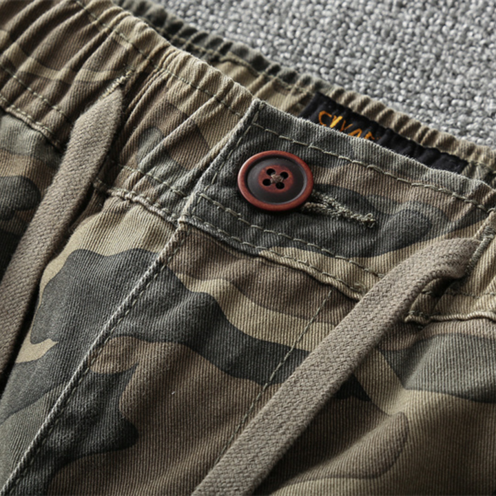 Camouflage-Shorts mit Knopf, Baumwolle, Herrenmode, Freizeitkleidung, Nahaufnahme.