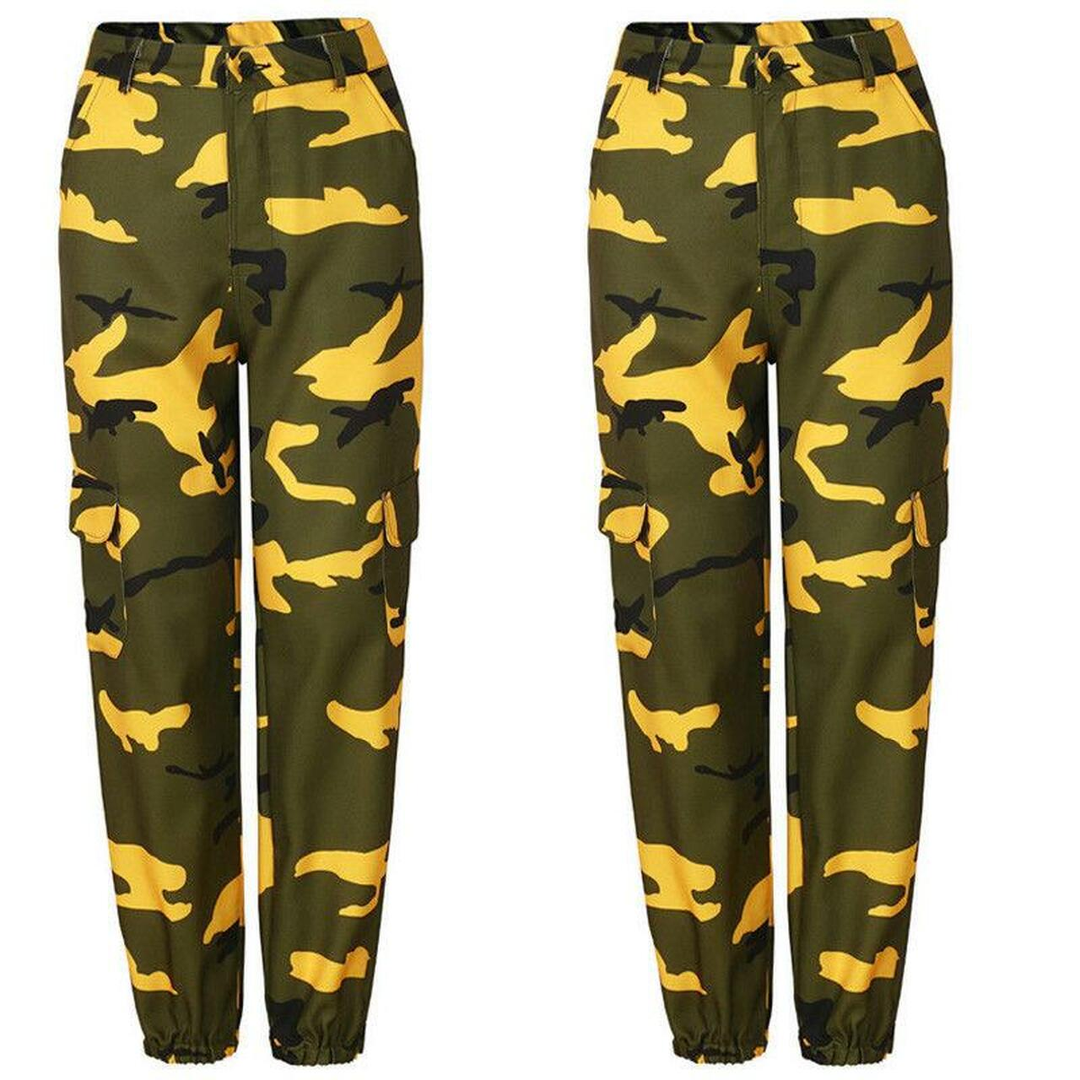 Zweimal gelbe Tarnhose, Cargostil, elastischer Bund, Camouflage-Muster, Outdoor-Mode.