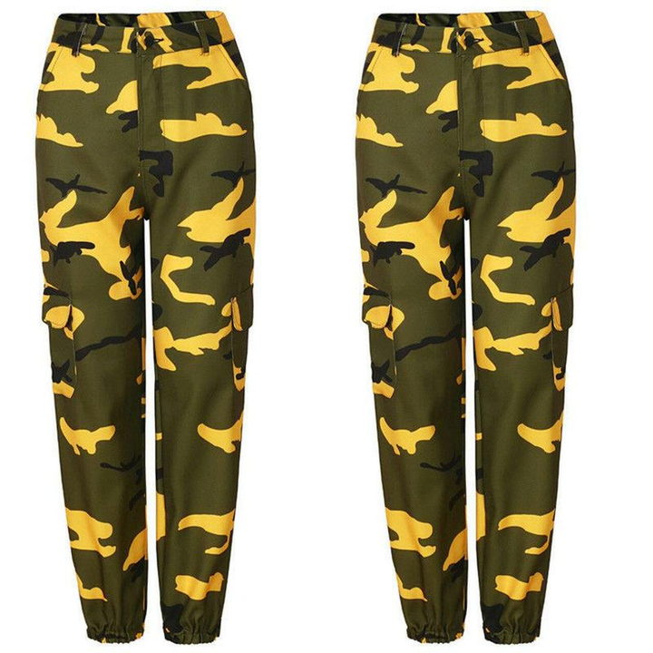 Zweimal gelbe Tarnhose, Cargostil, elastischer Bund, Camouflage-Muster, Outdoor-Mode.