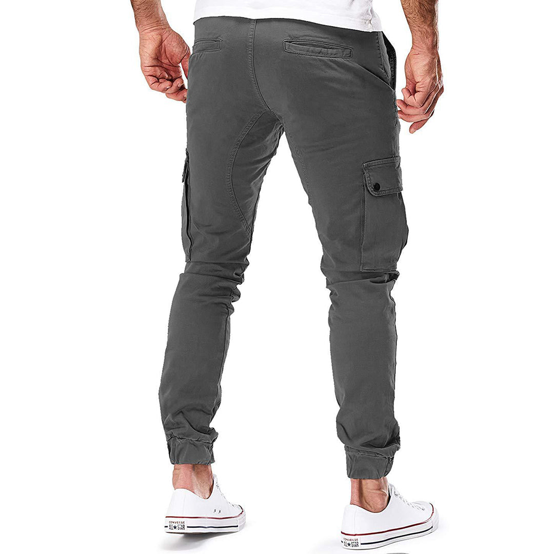 Graue Herren-Cargohose, schlank geschnitten, mit Seitentaschen, aus Baumwolle.
