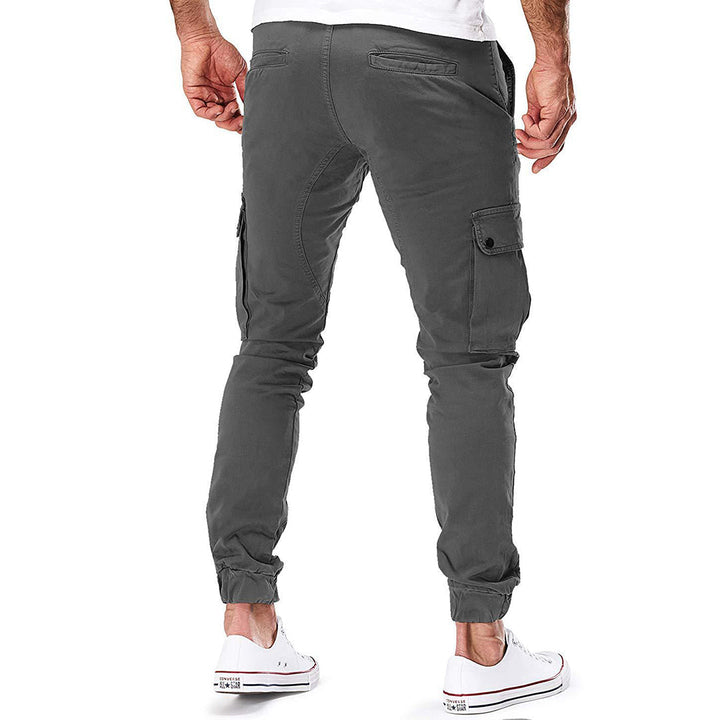 Graue Herren-Cargohose, schlank geschnitten, mit Seitentaschen, aus Baumwolle.