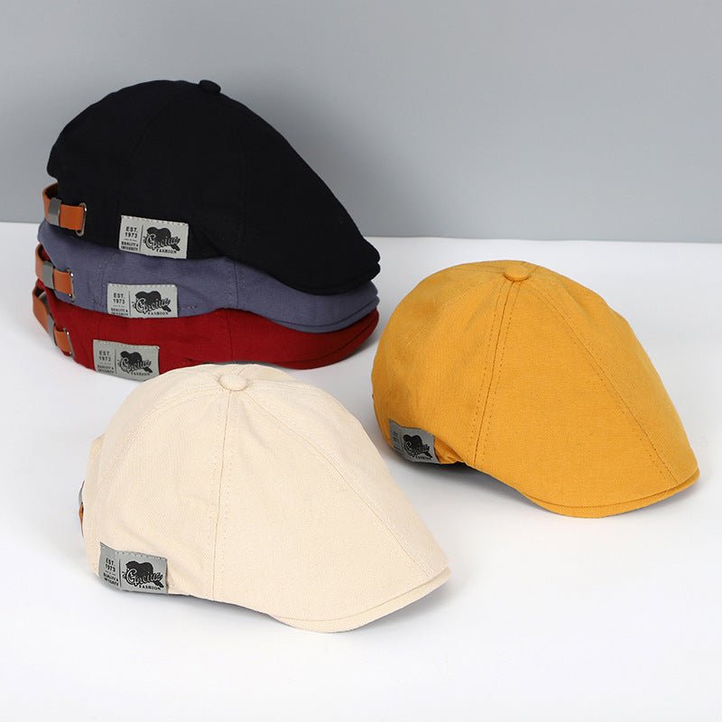 Sechs Schiebermützen in Schwarz, Rot, Grau, Gelb, Beige; Baumwolle, Unisex, modisch.