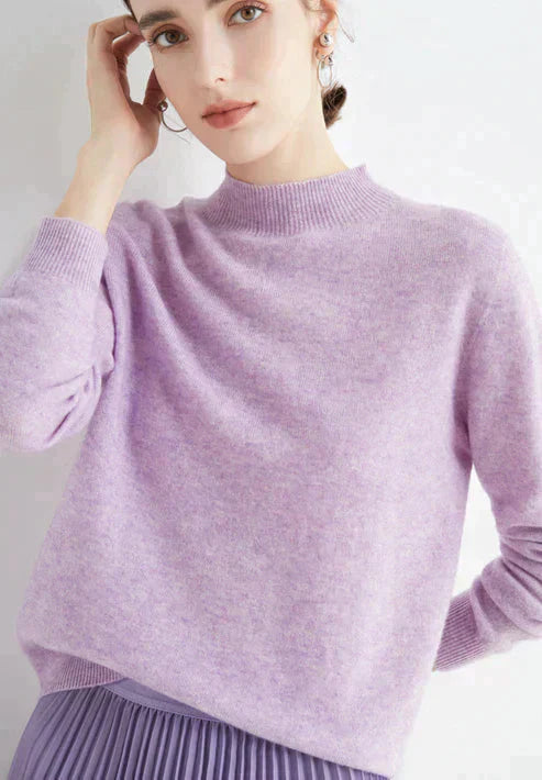Frau in lila Pullover, weiches Material, modisch, Freizeitkleidung, Damenmode, pastellfarben.