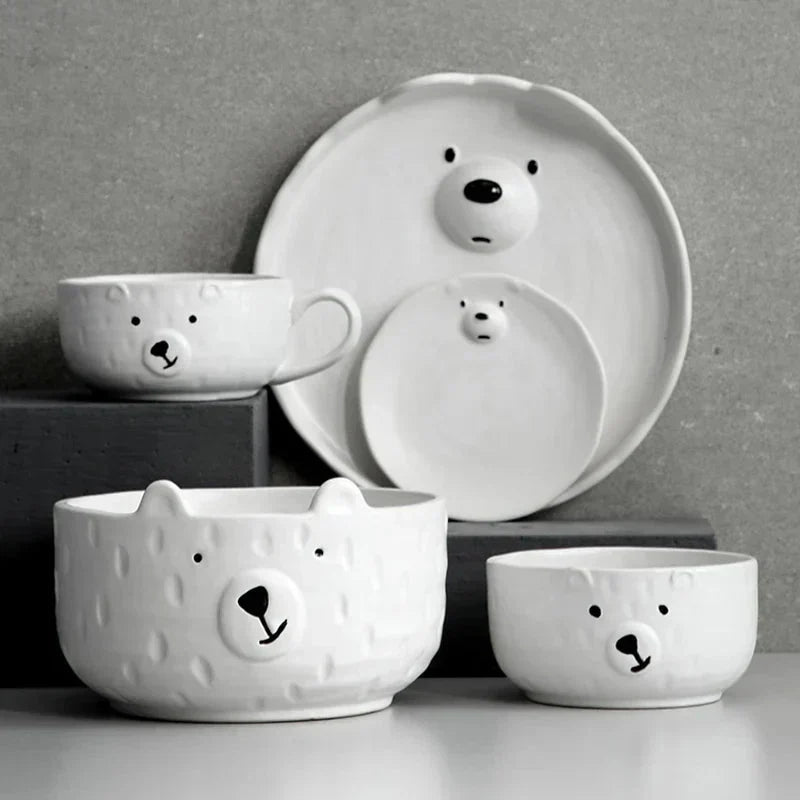 Keramik-Geschirrset mit Eisbär-Motiv, Teller und Schalen, weiß, Cartoon-Design.