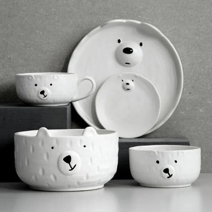 Keramik-Geschirrset mit Eisbär-Motiv, Teller und Schalen, weiß, Cartoon-Design.
