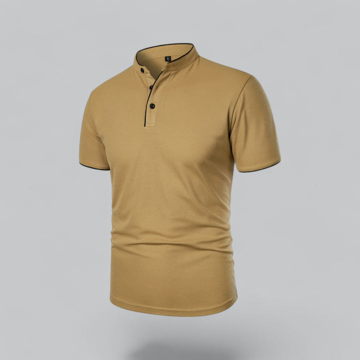 Šikmý pohled na hořčicově žluté polo s knoflíkovou légou a stojáčkem 11
