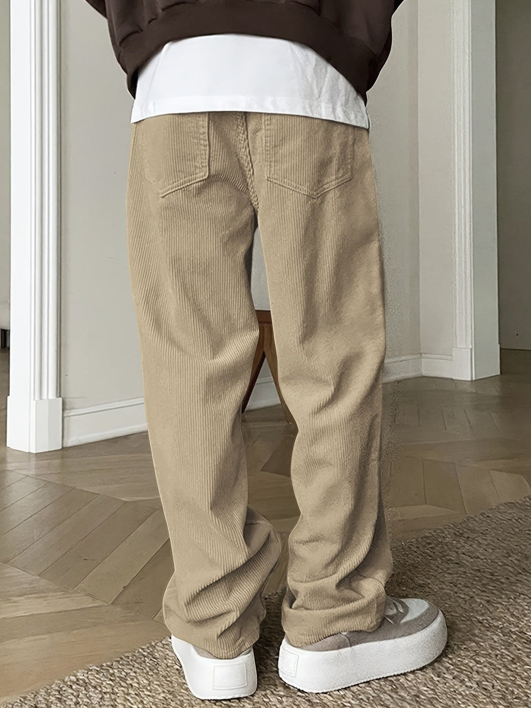 Beige Cordhose aus Polyester mit Kordelzug, lässiger Stil, Herrenmode, Rückansicht.