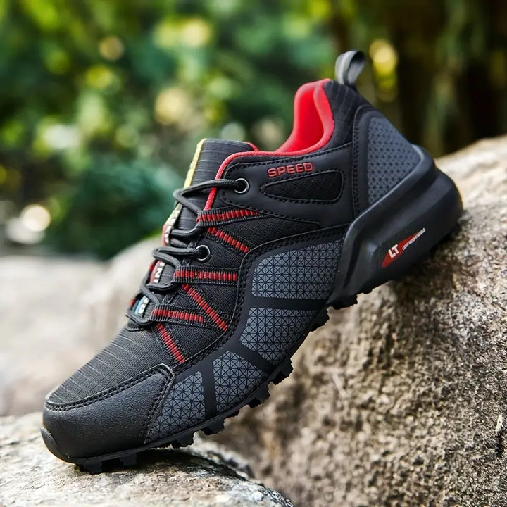 Schwarzer und roter Outdoor-Laufschuh, atmungsaktiv, rutschfest, für Herren.