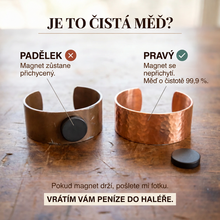 Dva široké měděné náramky na dřevě, jeden hladký s přilepeným magnetem, druhý kladívkovaný bez magnetu, jako test pravosti mědi. 4