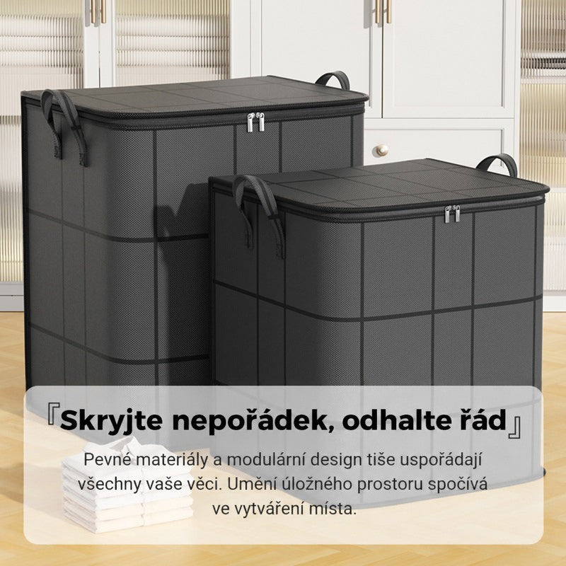 Dva tmavé skládací vaky různé velikosti před světlými prosklenými skříňkami, vpředu složené bílé prádlo. 11