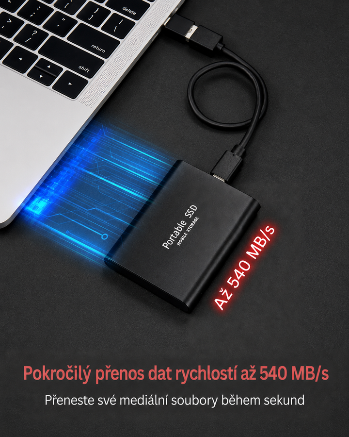 Černý disk připojený kabelem k notebooku na tmavém podkladu, modré světelné čáry znázorňují rychlý přenos dat. 5