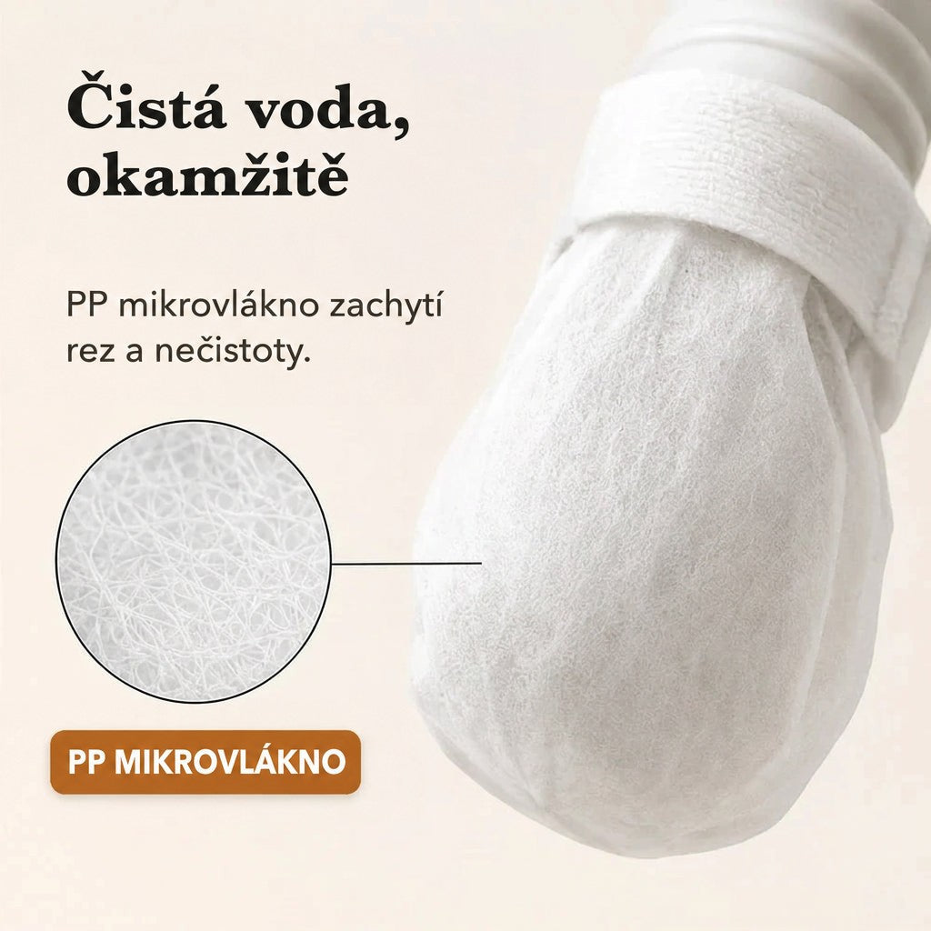 Detail bílého filtru z mikrovlákna upevněného na kohoutku páskem, v kruhu zvětšená struktura vláken. 3