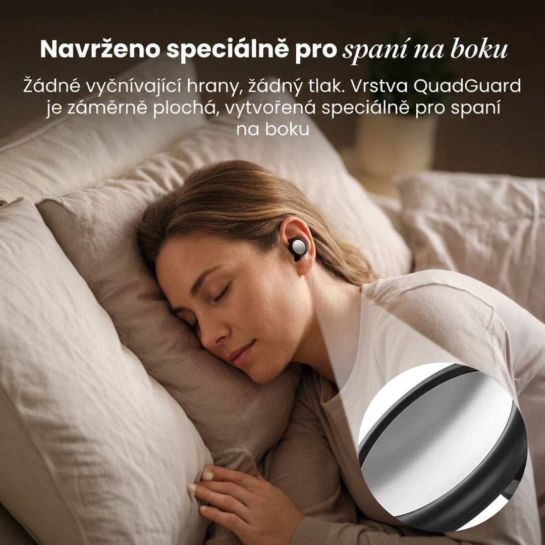 Žena spí na boku na polštářích s černým špuntem v uchu, v kruhu zvětšený plochý lesklý vnější povrch. 23