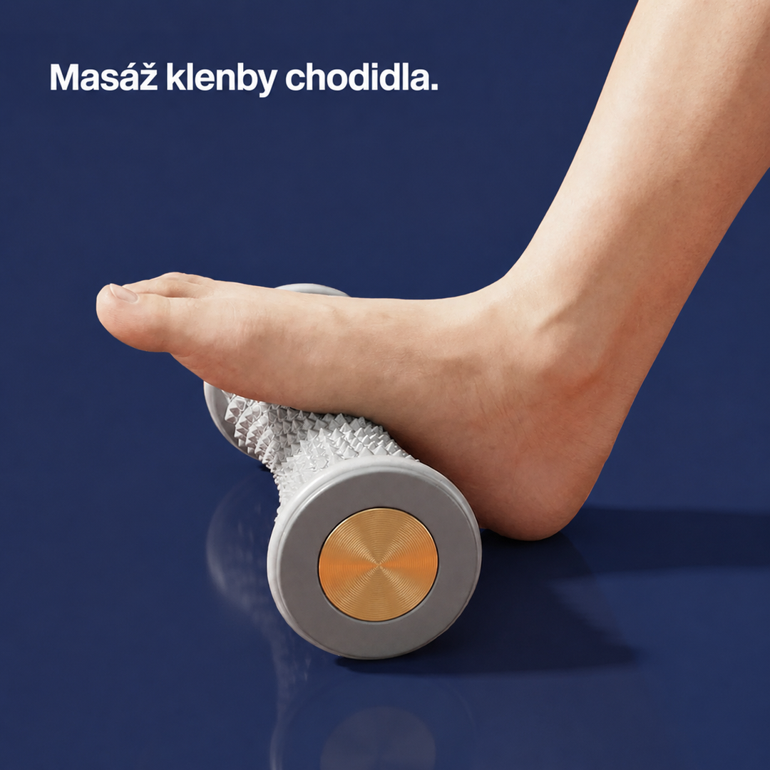 Chodidlo stojí klenbou na válečku s výstupky, ukázka masáže nožní klenby 2