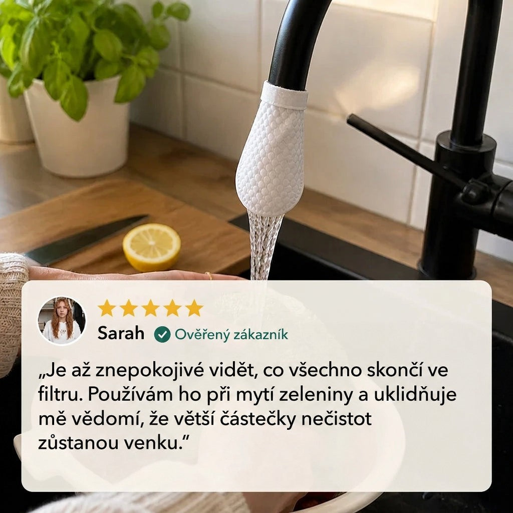 Bílý filtr na černém kohoutku, ze kterého teče voda, v kuchyni s citronem a bazalkou. 7