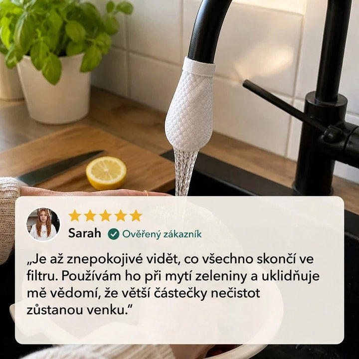 Bílý filtr na černém kohoutku, ze kterého teče voda, v kuchyni s citronem a bazalkou. 7