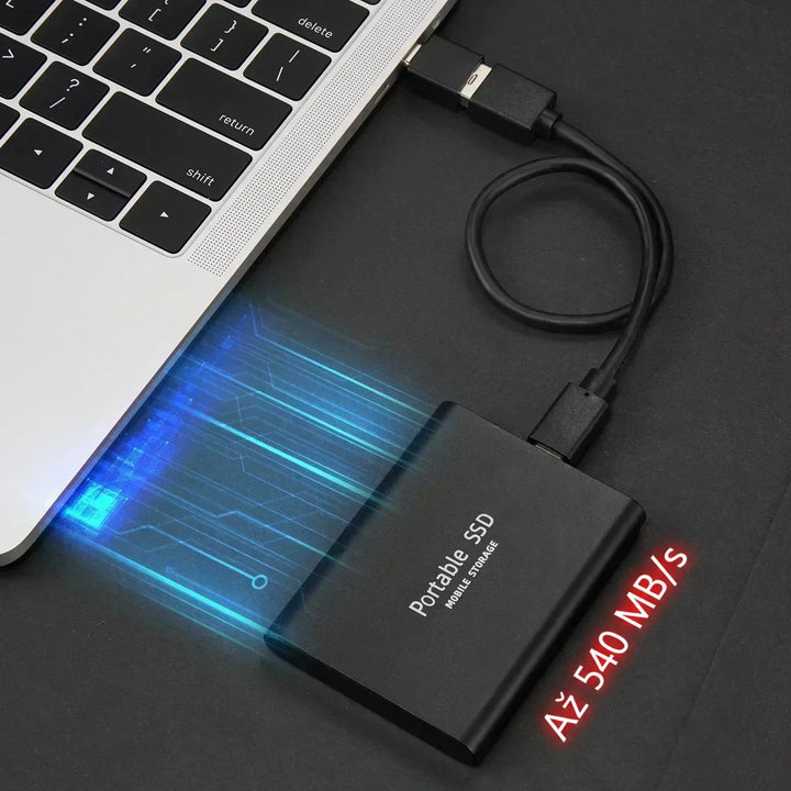 Černý externí disk připojený kabelem k notebooku, s modrými světelnými stopami znázorňujícími rychlý přenos dat. 1
