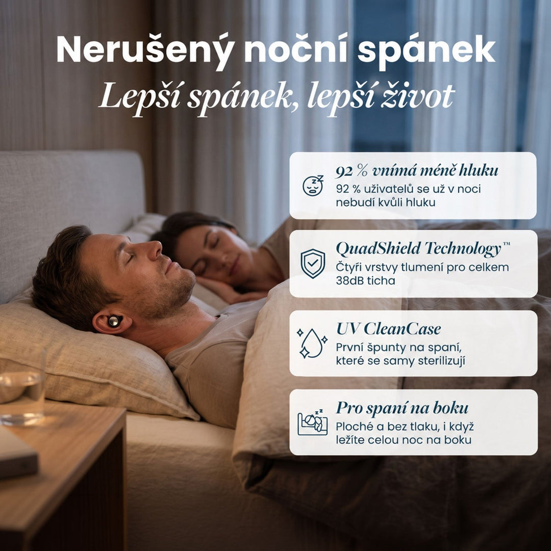 Muž a žena spí v posteli, muž má ve vnějším uchu černý špunt, vedle jsou čtyři výhody v anglickém textu. 18