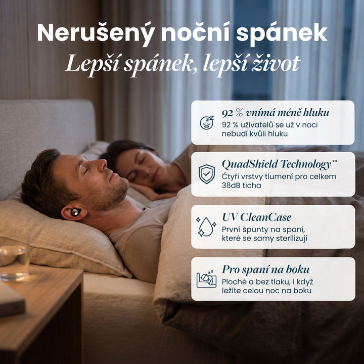 Muž a žena spí v posteli, muž má ve vnějším uchu černý špunt, vedle jsou čtyři výhody v anglickém textu. 18