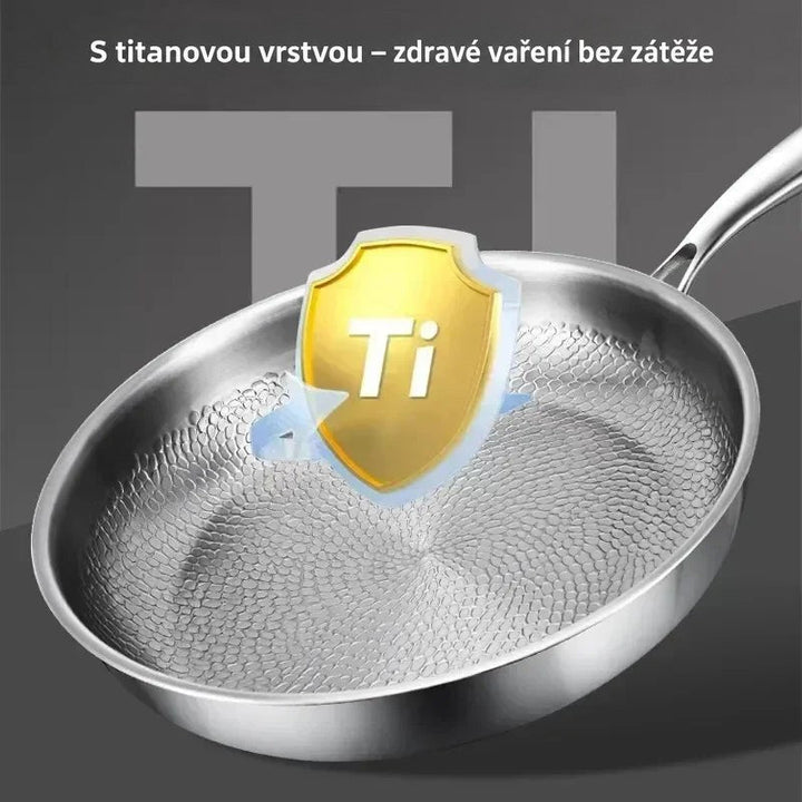 Pánev se zvýrazněným kladívkovým dnem a ilustrovaným zlatým štítem znázorňujícím titanovou vrstvu na tmavě šedém pozadí. 6
