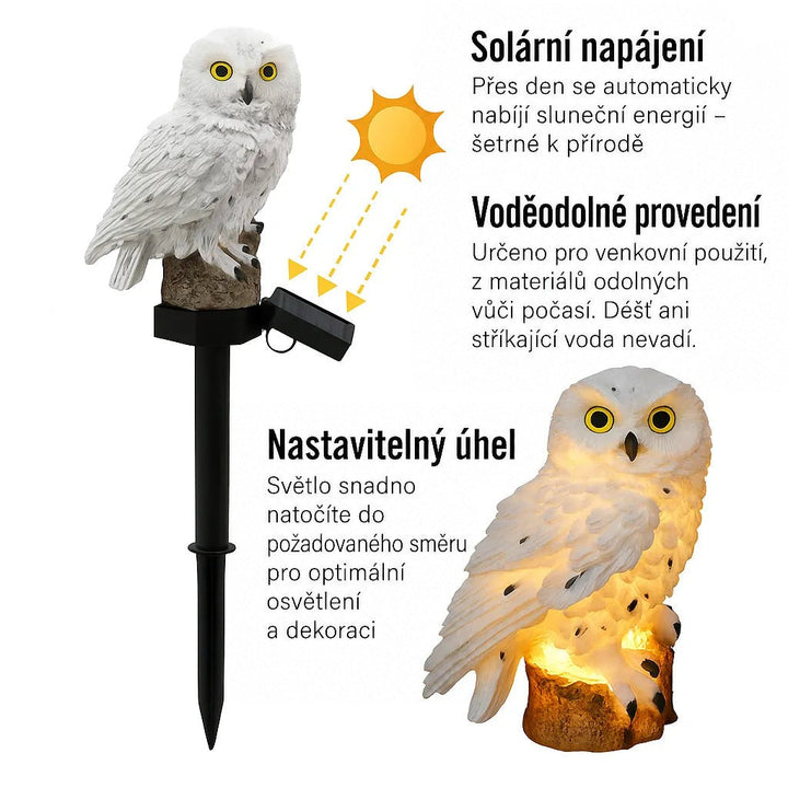 Bílá sova s žlutýma očima, černou zapichovací tyčí a sklopným solárním panelem; vpravo detail rozsvícené sovy na pařezu. 3