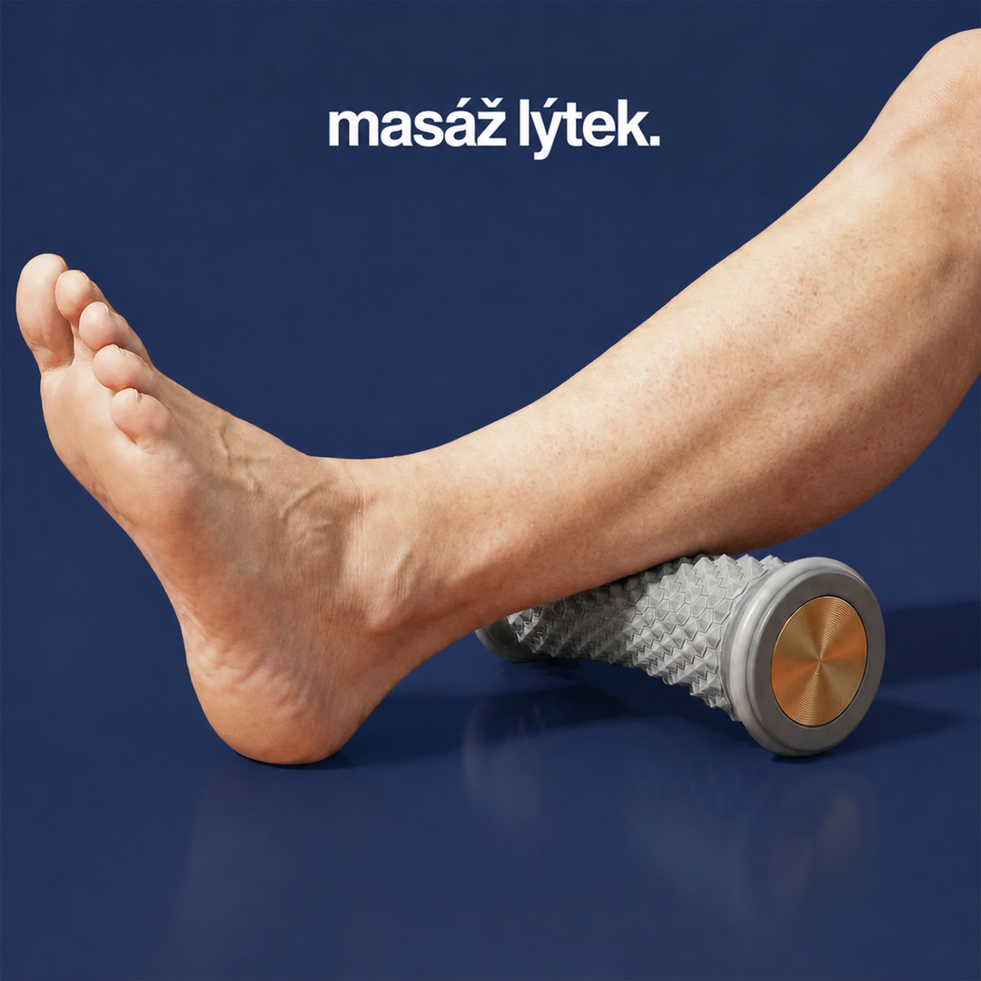Lýtko spočívá na válečku s výstupky, ukázka masáže lýtka vsedě 3