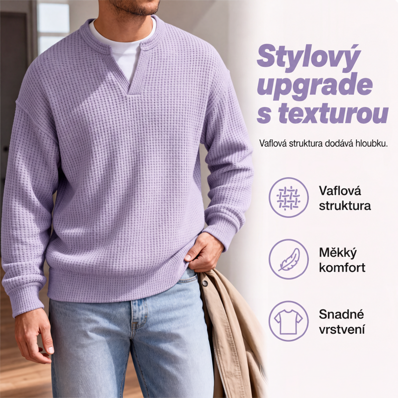 Detail vaflové struktury levandulového svetru na muži, který drží béžový kabát, se zvýrazněným výstřihem s falešnou spodní vrstvou. 3