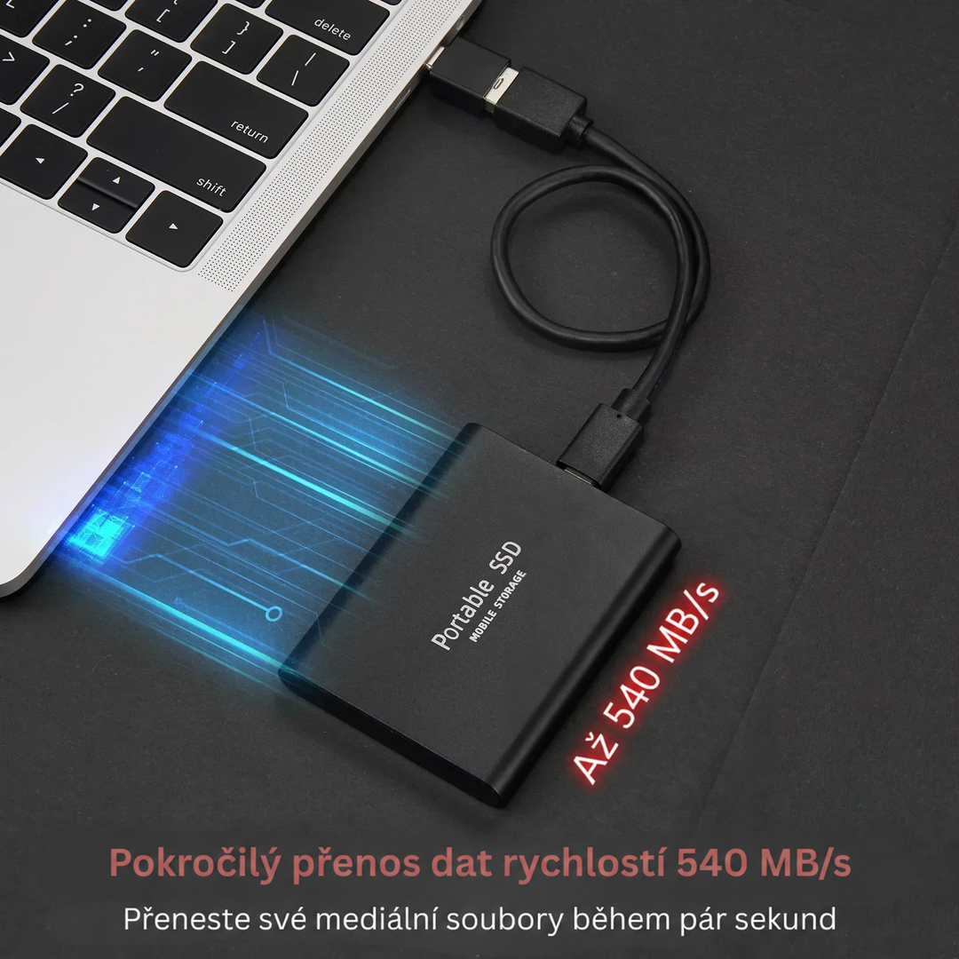 Černý přenosný disk připojený kabelem k notebooku, modré světelné čáry znázorňují rychlý přenos dat 2