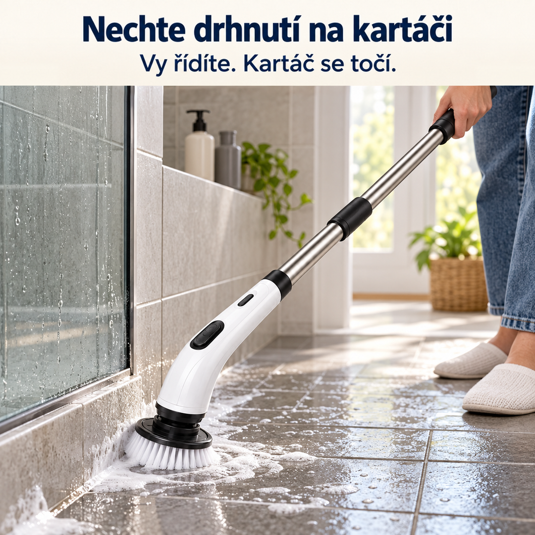 Kartáč drhne pěnu u spodního okraje skleněné sprchové stěny, tyč drží osoba v džínách a pantoflích 11