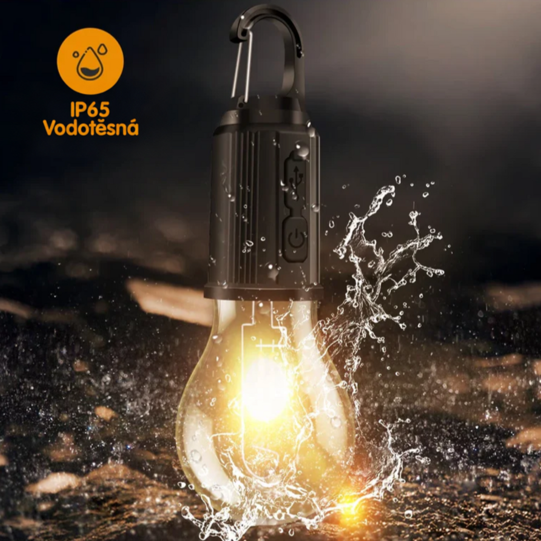 Lampa stříkaná vodou na tmavém podkladu, ukazuje odolnost proti vodě, na objímce USB port a tlačítko 9