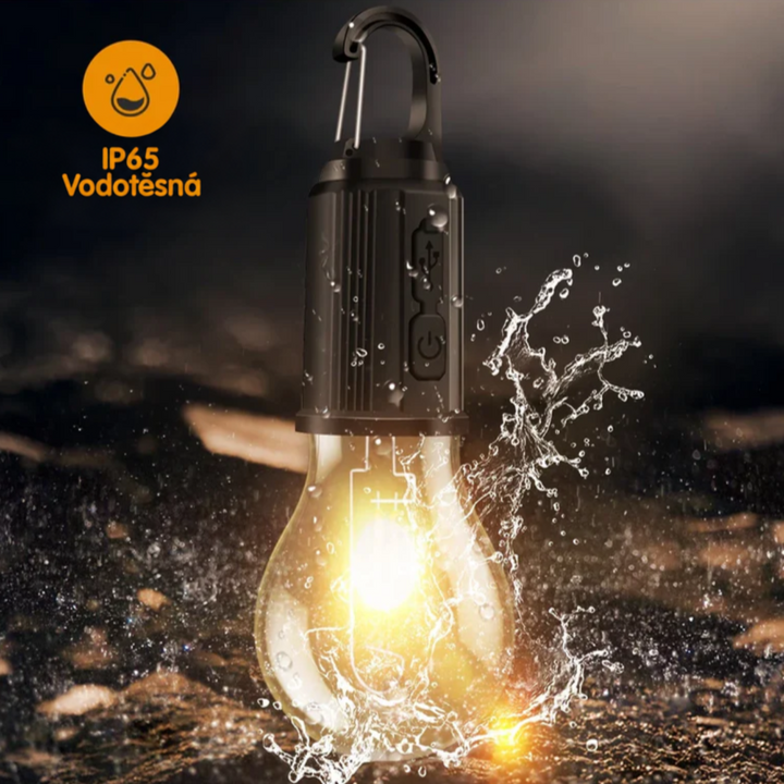 Lampa stříkaná vodou na tmavém podkladu, ukazuje odolnost proti vodě, na objímce USB port a tlačítko 9